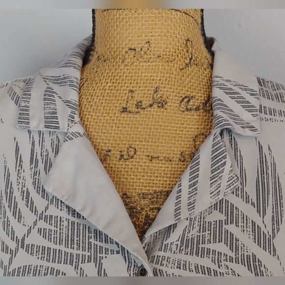 Jane + Delancey Palm Print Short Sleeve Button Down Sz S Gray - Picture 4 of 10